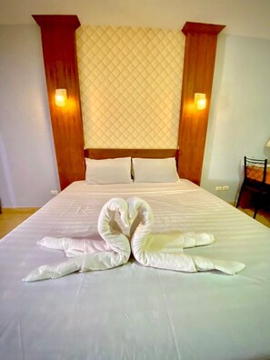 Standard Room, King Bed | Minibar, két bảo mật tại phòng, bàn 