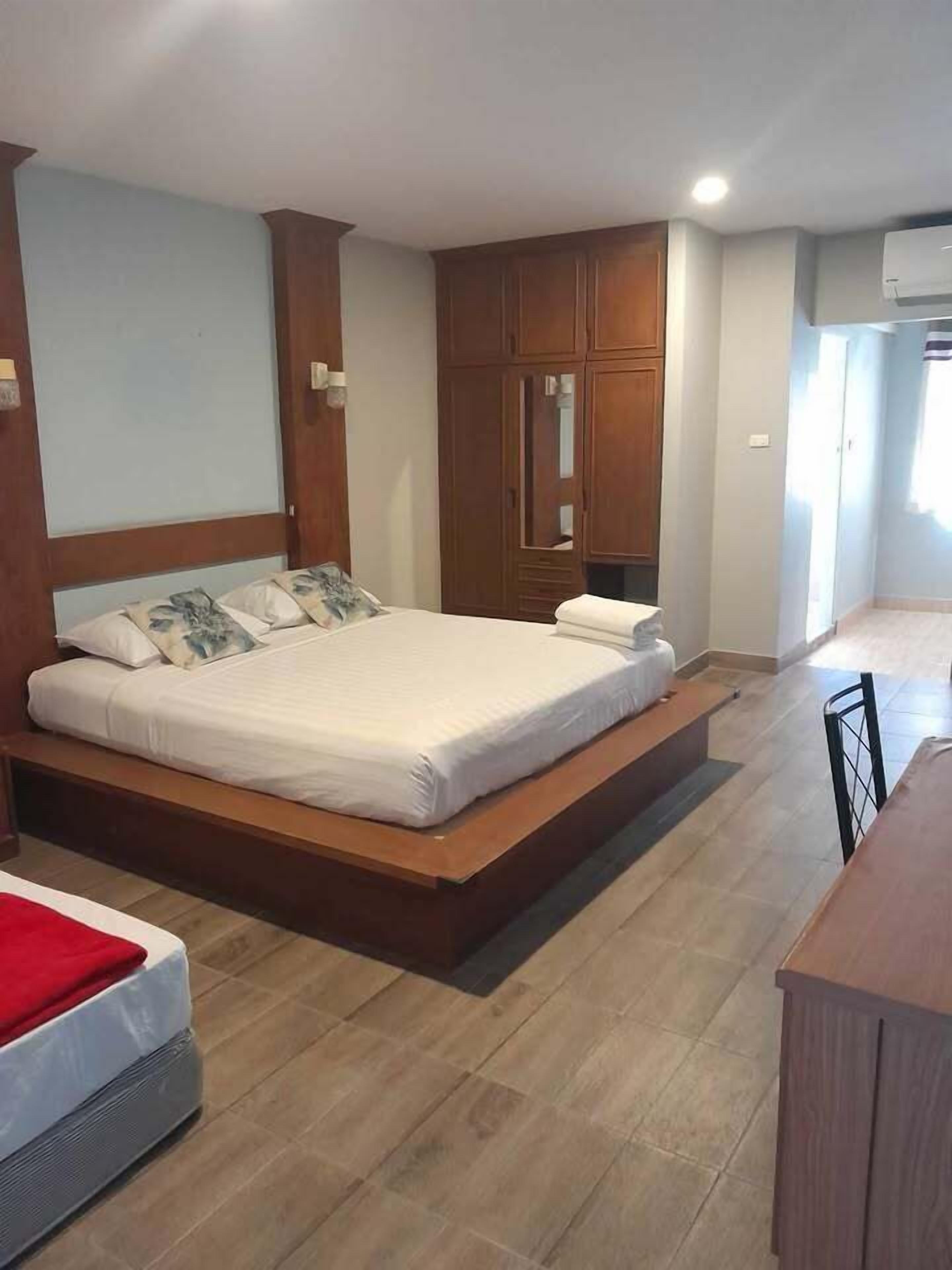 Suite Room | Minibar, in-room safe, desk, free WiFi