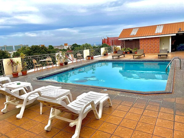 สระว่ายน้ำกลางแจ้ง