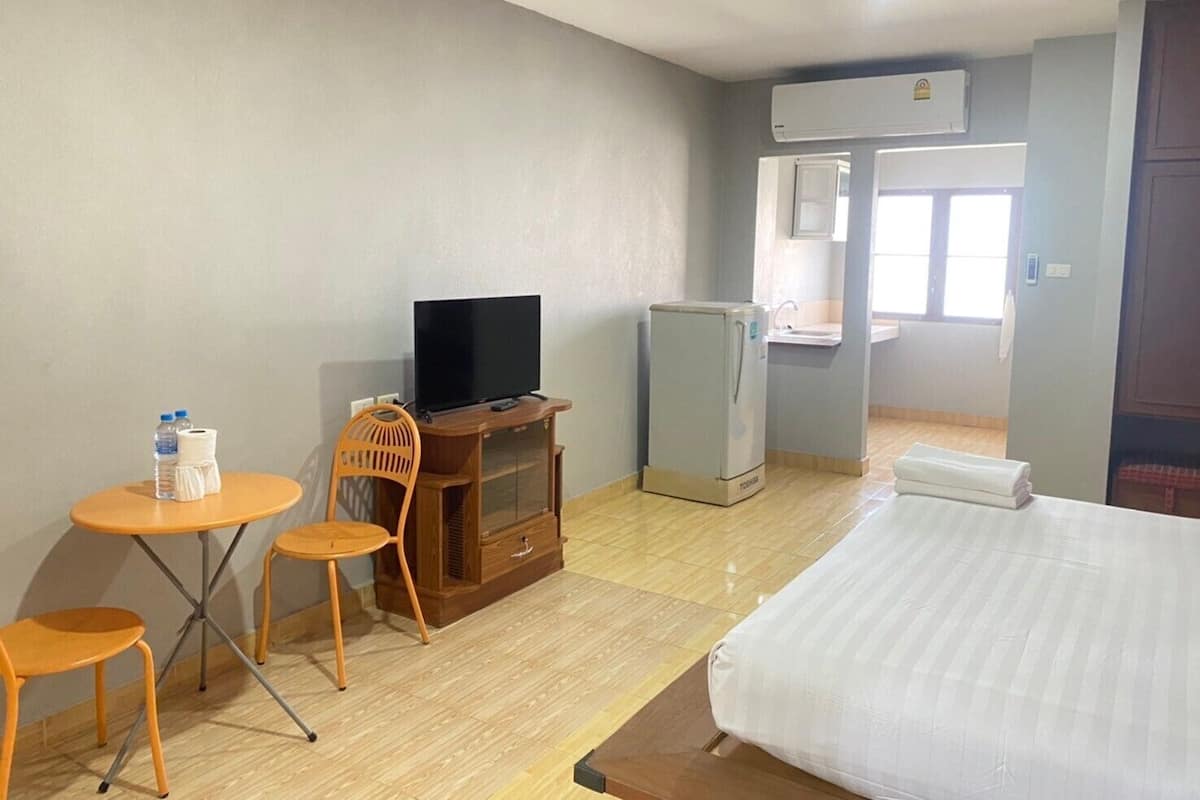 Standard Twin Room | 1 bedroom, minibar, in-room safe, desk