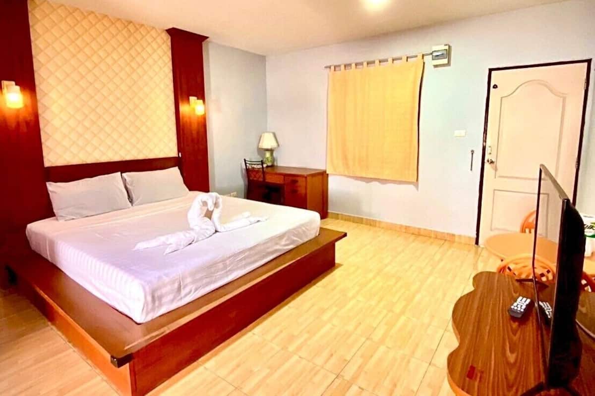 Standard Room, King Bed | 1 bedroom, minibar, in-room safe, desk
