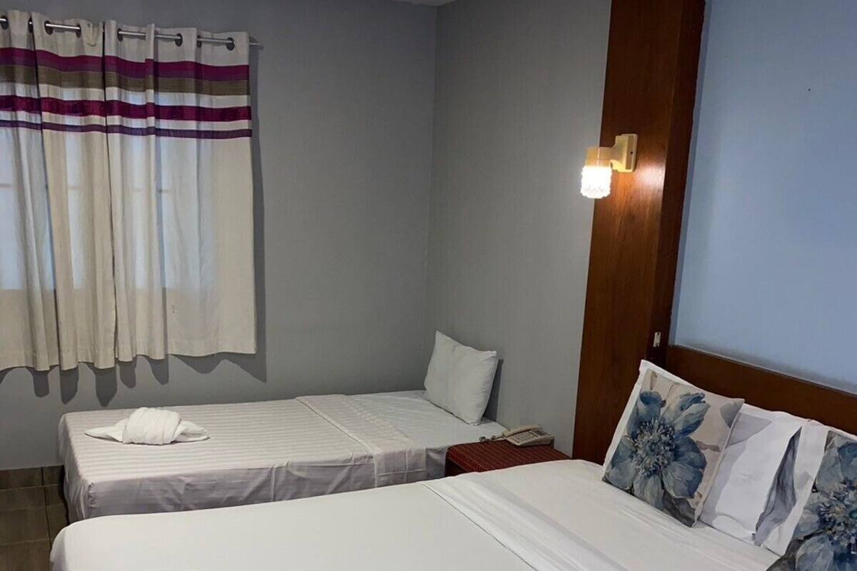 Standard Triple Room | Minibar, safe på rommet, skrivebord og wi-fi (inkludert)