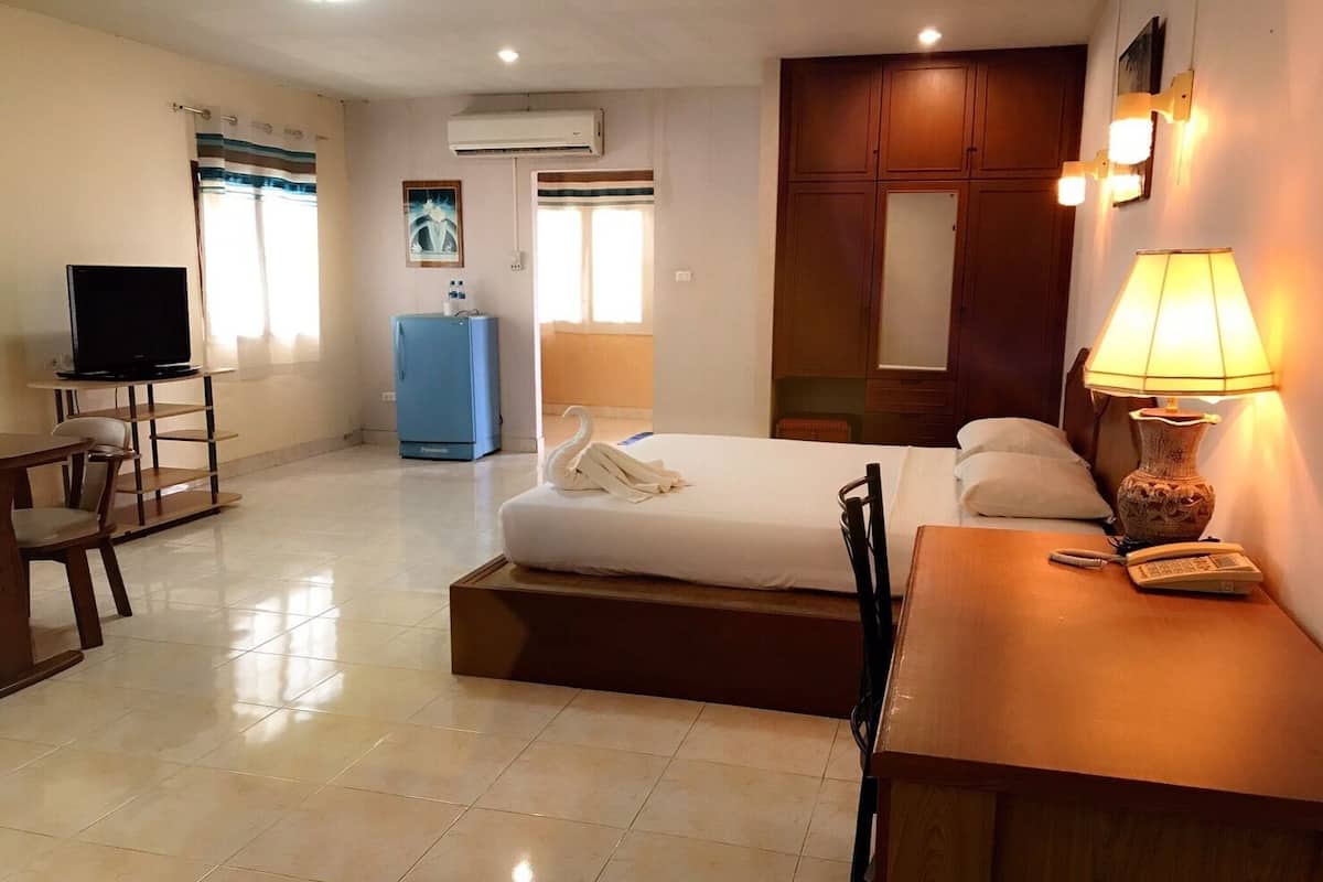 Superior Room | 1 bedroom, minibar, in-room safe, desk