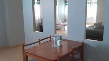 Suite Room | Frigobar, cofres nos quartos, escrivaninha, Wi-Fi de cortesia