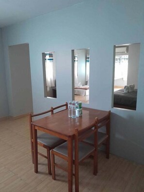 Suite Room | มินิบาร์, ตู้นิรภัยในห้องพัก, โต๊ะทำงาน, Wi-Fi ฟรี