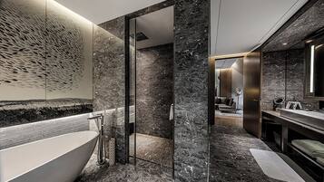 Suite junior, 1 cama de matrimonio grande | Baño | Bañera y ducha independientes y cabezal de ducha tipo lluvia