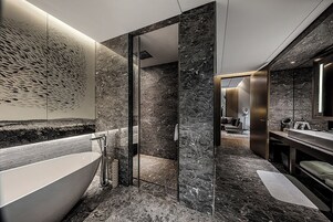 回覺套房 | 浴室 | 獨立浴缸和淋浴設備、淋浴花灑、名牌盥洗用品、吹風機