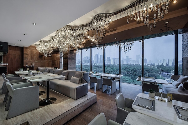 Daily buffet breakfast (CNY 100 per person)