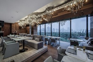 每日供應吃到飽早餐 (每人 CNY100)