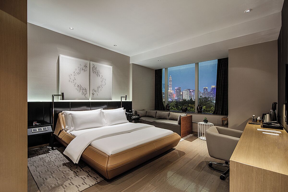 Phòng Suite Royal | Bộ đồ giường cao cấp, chăn bông, minibar, két bảo mật tại phòng 