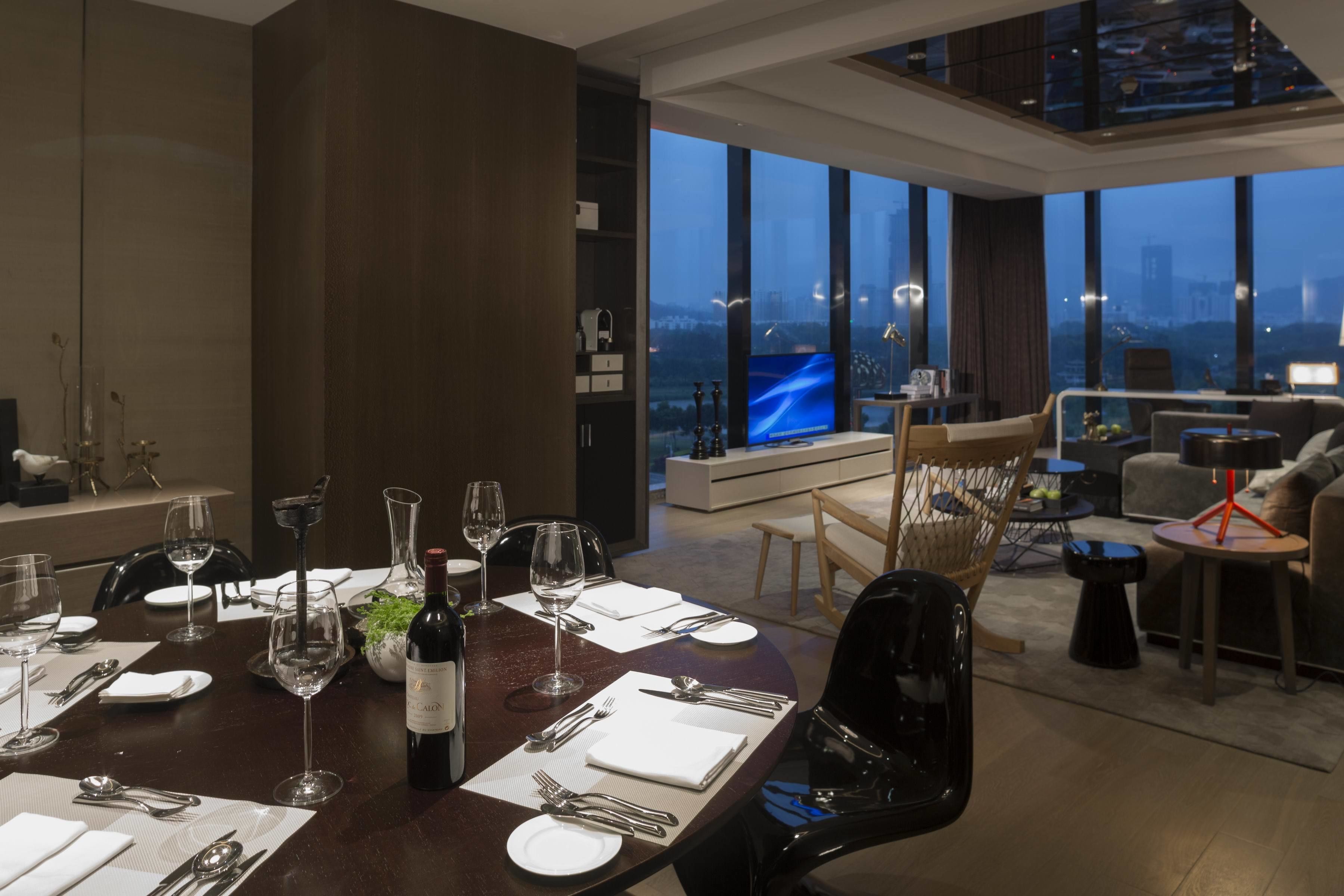 royal suite, 1 king bed | 1 bedroom, premium bedding, down duvets, minibar