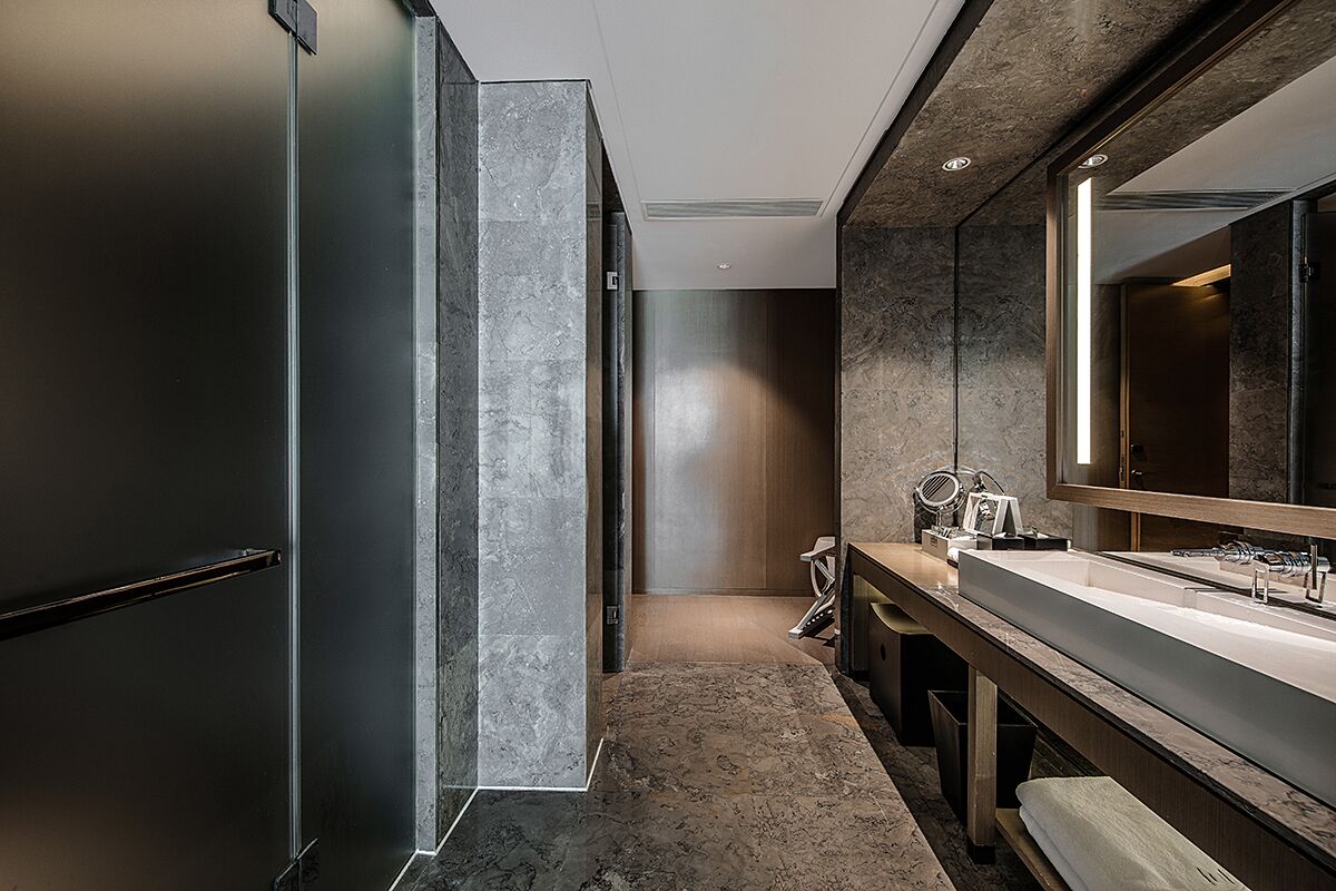 classic room, 1 king bed | 1 bedroom, premium bedding, down duvets, minibar