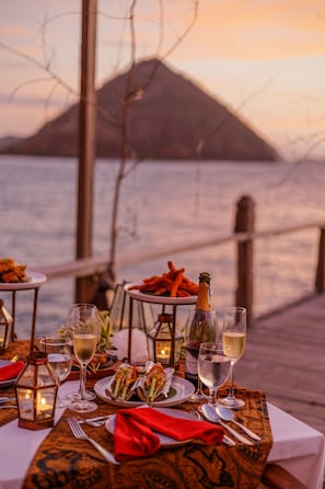 Private beach, white sand, sun-loungers, beach umbrellas - Plataran Komodo Resort & Spa (Labuan Bajo)