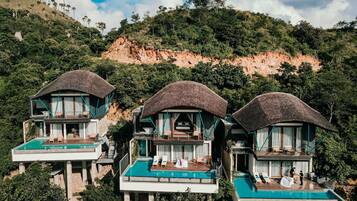 Romantisk villa, privat basseng (Hanging Pool Residence) | Sengetøy av topp kvalitet, minibar, safe på rommet og skrivebord