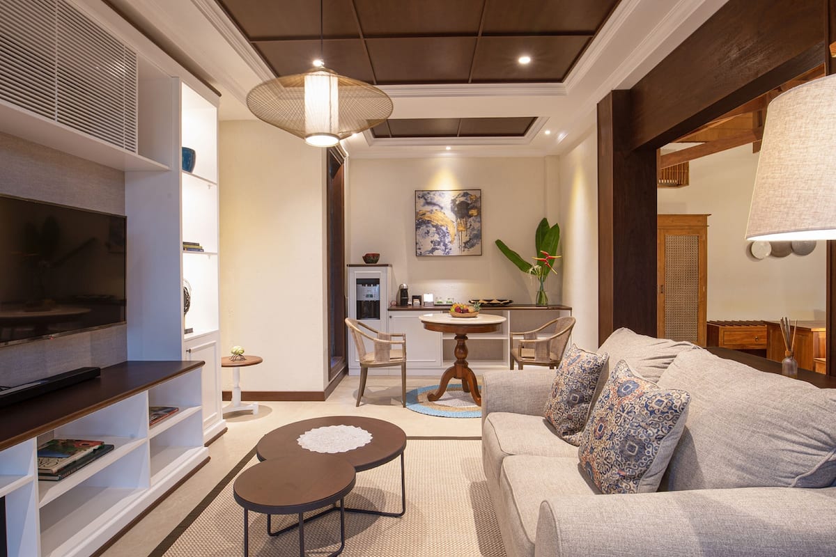 ecotourism sanctuary residence | living room | 42-inch led tv with cable channels, tv