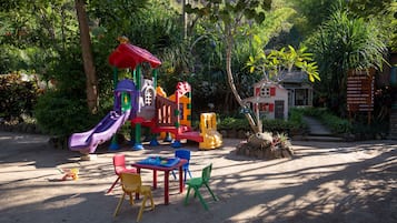 Tempat bermain anak - outdoor