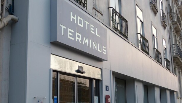 A modern hotel facade with a prominent sign reading "HOTEL TERMINUS". - Hôtel Terminus (Nantes)