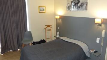 Comfort Double Room | Desk, blackout drapes, soundproofing, iron/ironing board