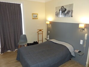 Comfort Double Room | Desk, blackout drapes, soundproofing, iron/ironing board - Hôtel Terminus (Nantes)