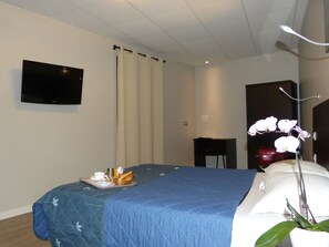 高级双人房 | 办公桌、遮光窗帘、隔音、熨斗/熨板