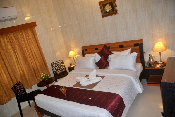 Premium bedding, minibar, in-room safe, desk