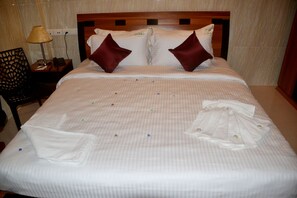 Premium bedding, minibar, in-room safe, desk - Peace Inn (Chennai)