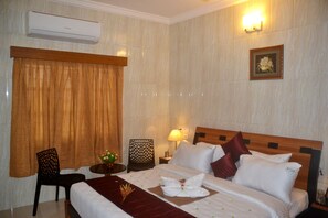 Premium bedding, minibar, in-room safe, desk - Peace Inn (Chennai)