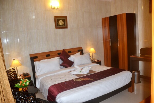 Premium bedding, minibar, in-room safe, desk - Peace Inn (Chennai)