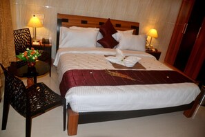 Premium bedding, minibar, in-room safe, desk - Peace Inn (Chennai)
