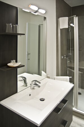 Bathroom sink - Troll's Brauhaus Hotel (Medebach)