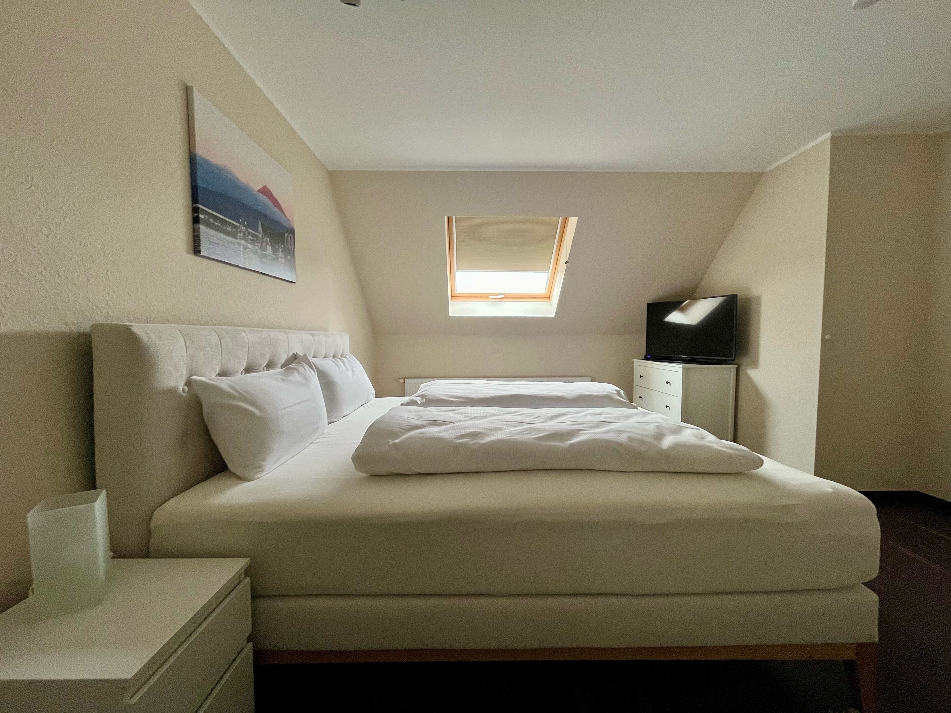Individually furnished, soundproofing, free WiFi, bed sheets
