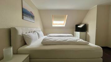 Individually furnished, soundproofing, free WiFi, bed sheets