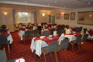 Desayuno continental diario (GBP 5 por persona)