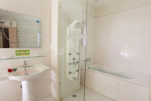 Superior Double Room | Bathroom | Shower, free toiletries, hair dryer, slippers - King Town Hotel (Luodong)