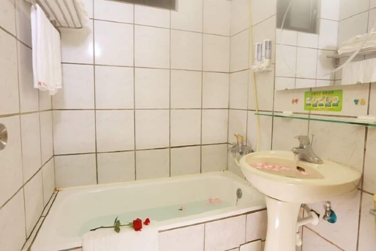 Banheiro | Chuveiro, produtos de toalete grátis, secador de cabelo, chinelos