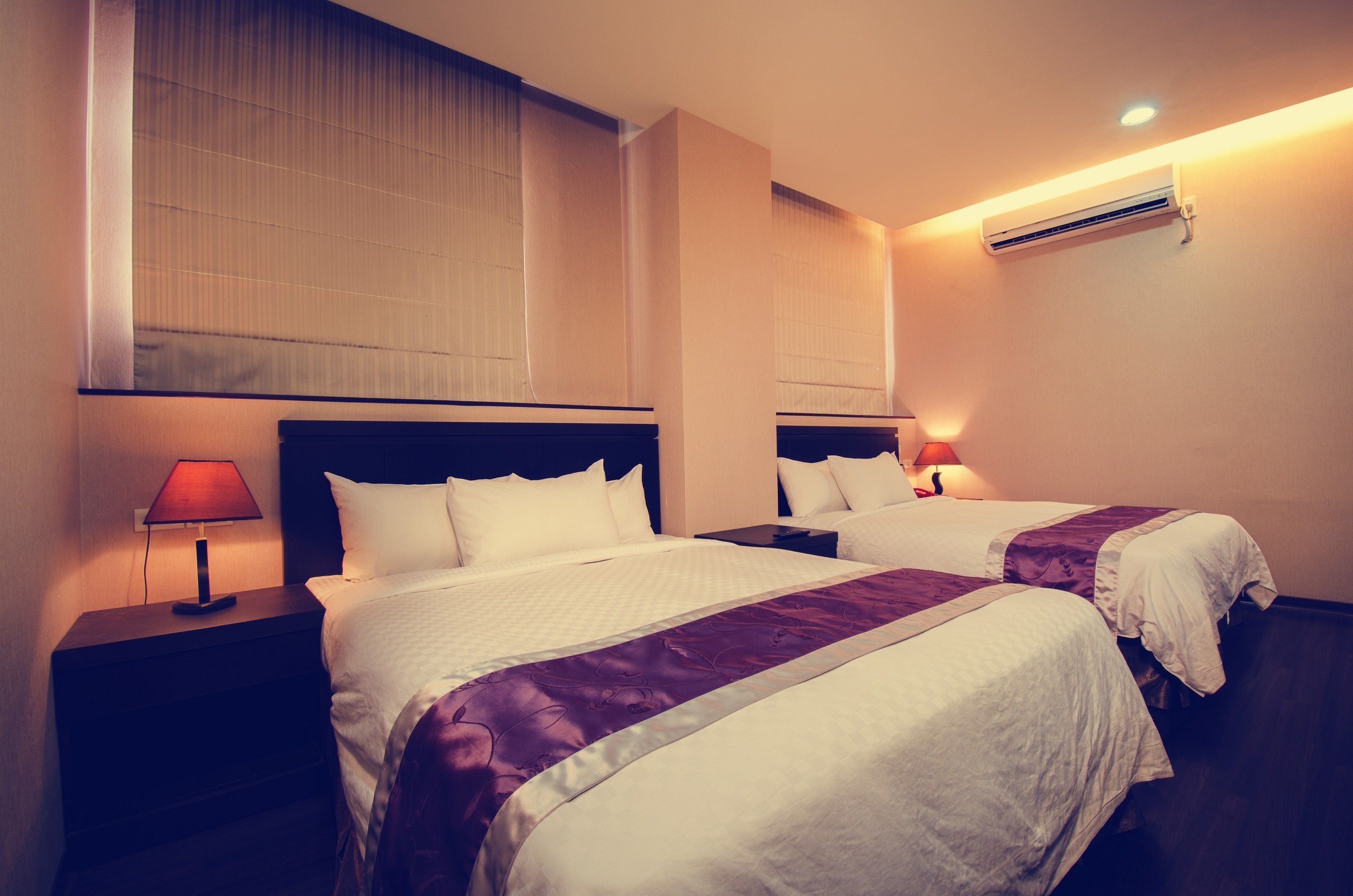 Cubrecamas, cortinas blackout, wifi gratis y ropa de cama 