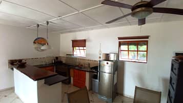 GroĂer KĂŒhlschrank, Mikrowelle, Grillplatte