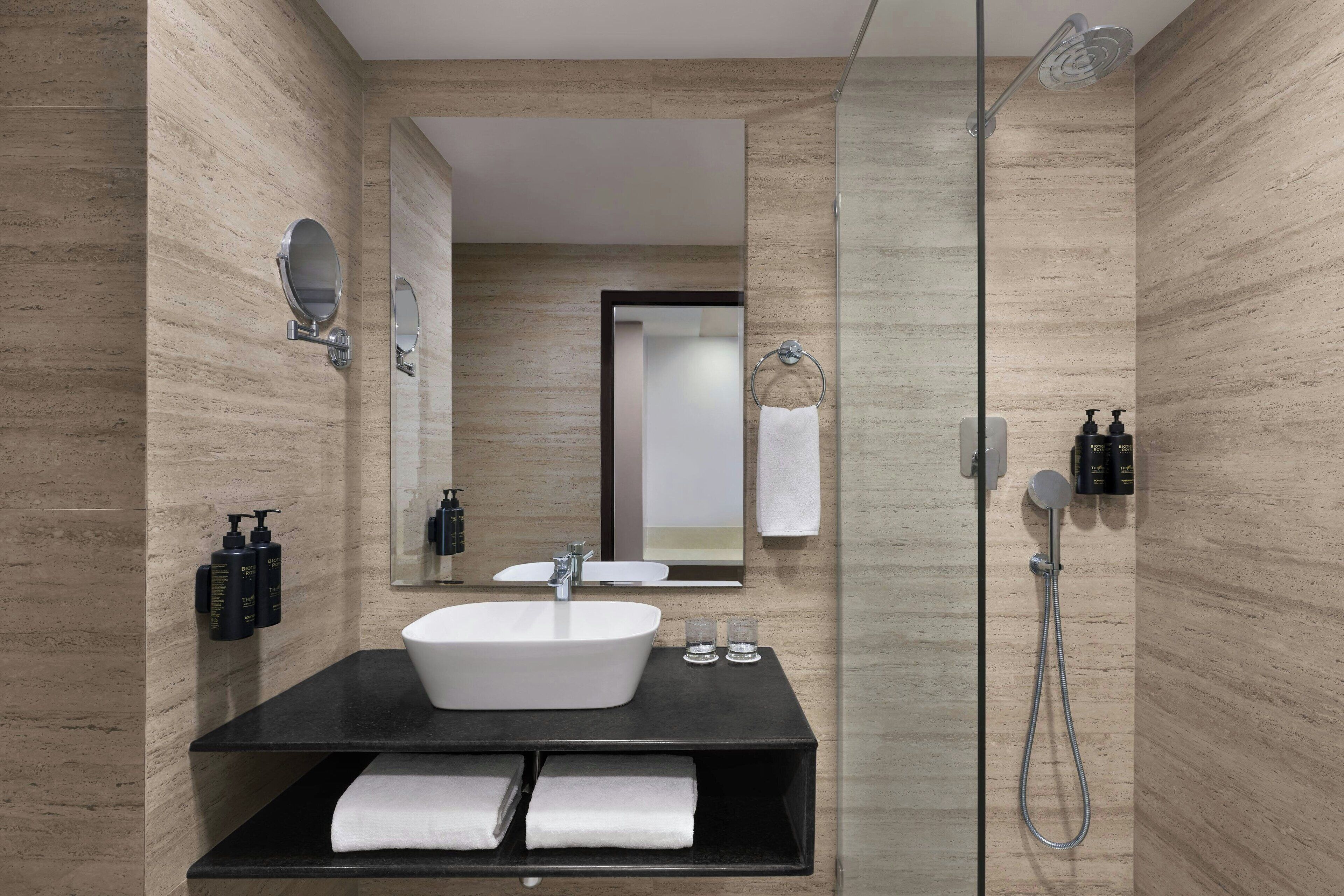 Douche, douche à « effet pluie », articles de toilette gratuits