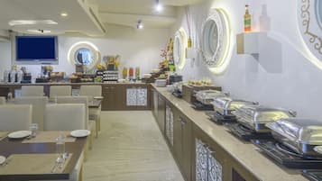 Dagelijks ontbijtbuffet (INR 375 per persoon)