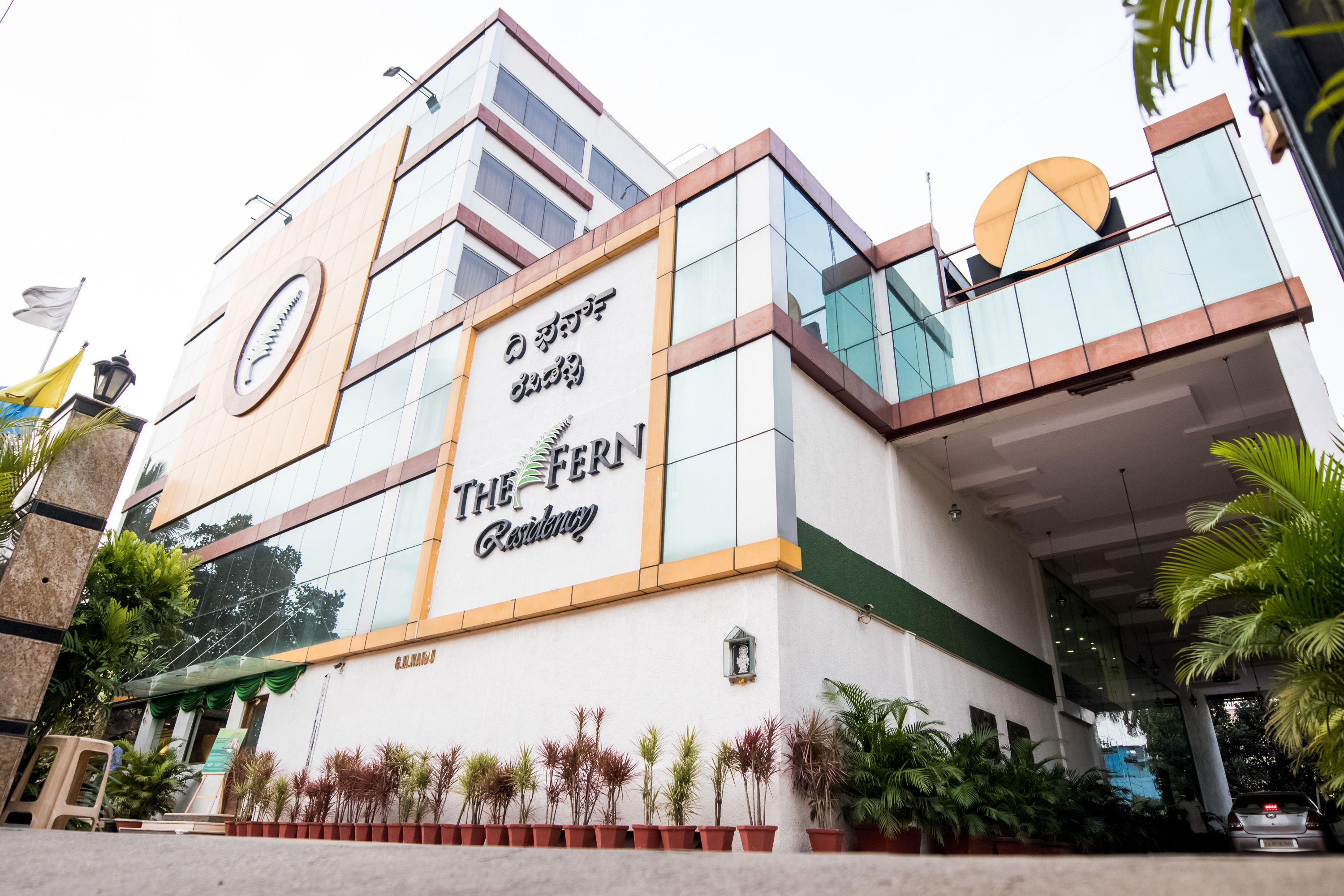 Un edificio moderno con un letrero que dice "The Fern Residency".