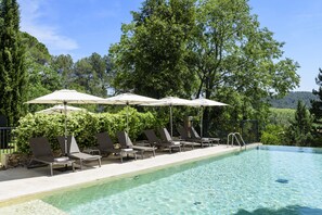Inomhuspool, en säsongsöppen utomhuspool, parasoller och solstolar