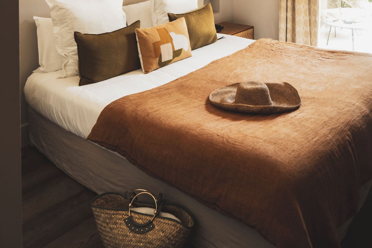 Deluxe Double Room, free spa access | 1 bedroom, premium bedding, minibar, in-room safe