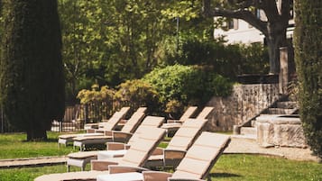 Una piscina techada, una piscina al aire libre de temporada, sombrillas