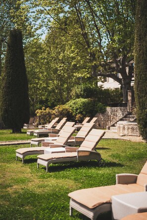 Indoor pool, seasonal outdoor pool, pool umbrellas, sun loungers - Les Lodges Sainte-Victoire Hotel & Spa (Le Tholonet)