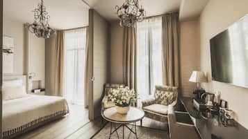Junior Suite, 1 Queen Bed, free spa access | Living area | Flat-screen TV, pay movies, offices