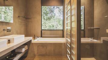 Suite, vista al parque | Baño | Amenidades de baño gratuitas, secadora de cabello, batas, pantuflas