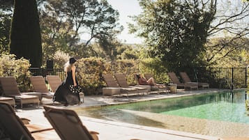 Piscina coperta, piscina stagionale all'aperto, ombrelloni da piscina