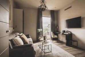 Suite Signature Cézanne, free spa access | Living area | Flat-screen TV, pay movies, offices - Les Lodges Sainte-Victoire Hotel & Spa (Le Tholonet)