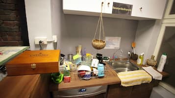 Full-size fridge, microwave, dishwasher, cookware/dishes/utensils