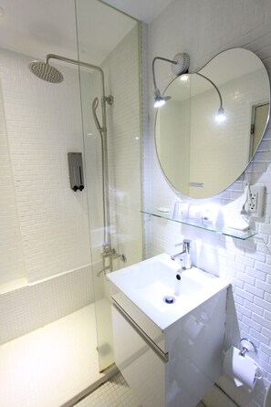 Regadera, regadera tipo lluvia, secadora de cabello, toallas 